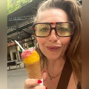 Meet your Posher, Helen